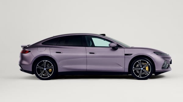 Violette Denza Z9S Limousine in der Seitenansicht im Studio